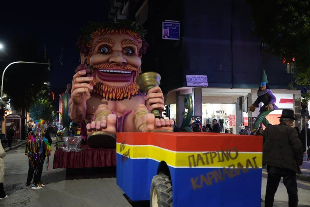 Πλημμύρισε κόσμο το κέντρο της Πάτρας για την φαντασμαγορική κάθοδο των αρμάτων - Πολλές φωτογραφίες