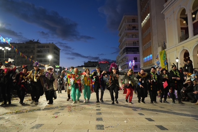 Πάτρα: Ποτάμι χαράς στη Νυχτερινή Ποδαράτη - Δεκάδες φωτό από την παρέλαση