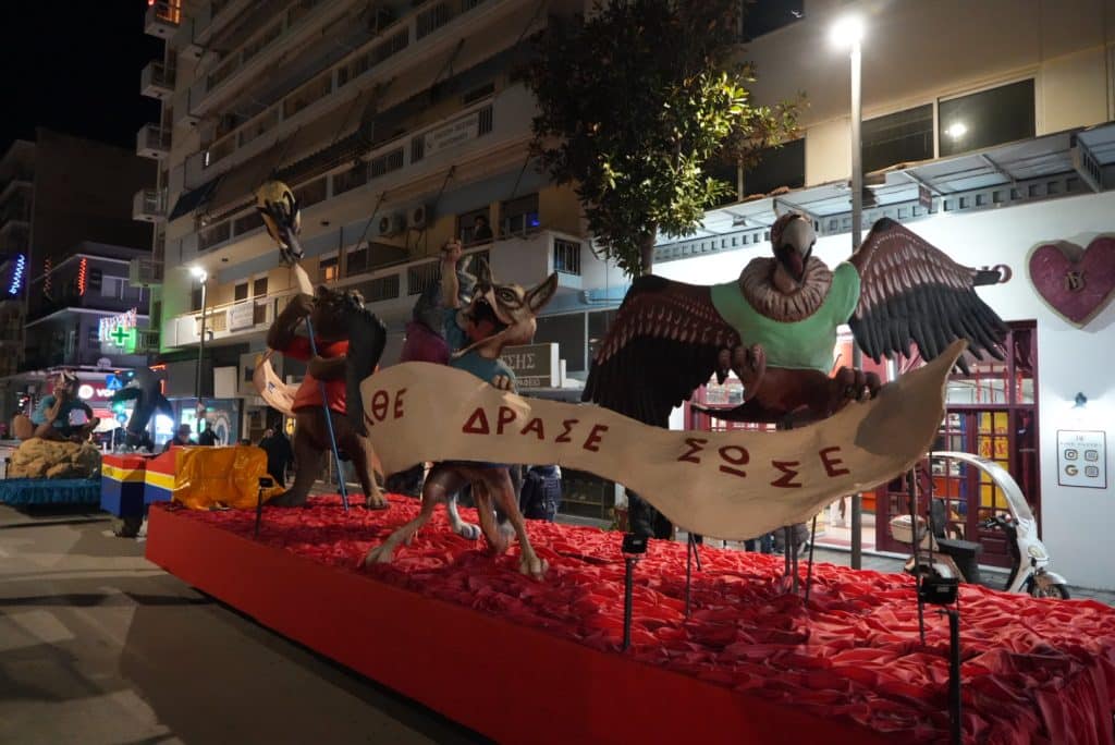 Πλημμύρισε κόσμο το κέντρο της Πάτρας για την φαντασμαγορική κάθοδο των αρμάτων - Πολλές φωτογραφίες