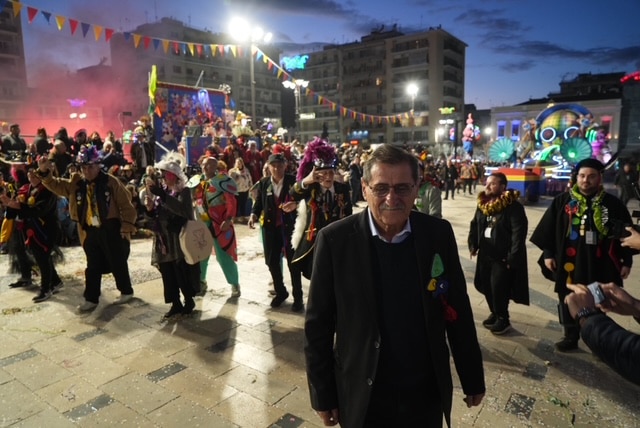 Πάτρα: Ποτάμι χαράς στη Νυχτερινή Ποδαράτη - Δεκάδες φωτό από την παρέλαση