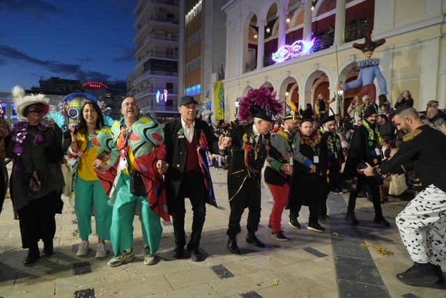 Πάτρα: Ποτάμι χαράς στη Νυχτερινή Ποδαράτη - Δεκάδες φωτό από την παρέλαση