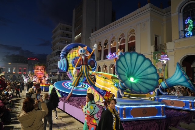 Πάτρα: Ποτάμι χαράς στη Νυχτερινή Ποδαράτη - Δεκάδες φωτό από την παρέλαση