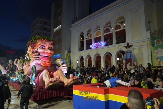 Πάτρα: Ποτάμι χαράς στη Νυχτερινή Ποδαράτη - Δεκάδες φωτό από την παρέλαση