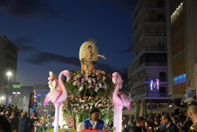 Πάτρα: Ποτάμι χαράς στη Νυχτερινή Ποδαράτη - Δεκάδες φωτό από την παρέλαση