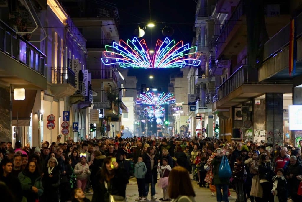 Πλημμύρισε κόσμο το κέντρο της Πάτρας για την φαντασμαγορική κάθοδο των αρμάτων - Πολλές φωτογραφίες