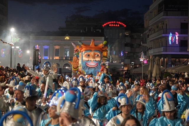 Πάτρα: Ποτάμι χαράς στη Νυχτερινή Ποδαράτη - Δεκάδες φωτό από την παρέλαση