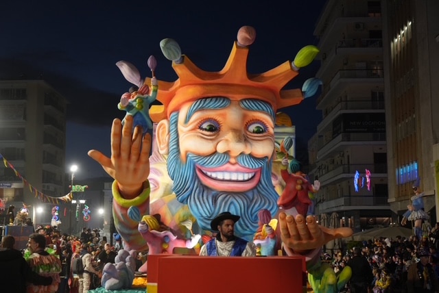 Πάτρα: Ποτάμι χαράς στη Νυχτερινή Ποδαράτη - Δεκάδες φωτό από την παρέλαση