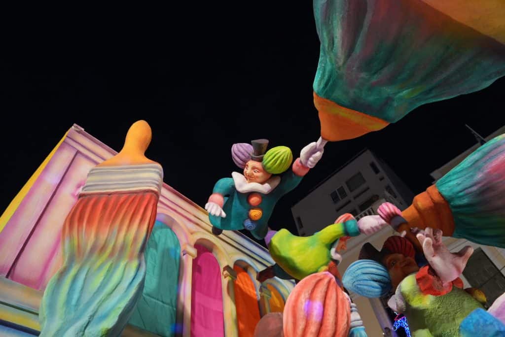 Πάτρα: Ποτάμι χαράς στη Νυχτερινή Ποδαράτη - Δεκάδες φωτό από την παρέλαση