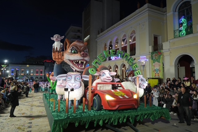 Πάτρα: Ποτάμι χαράς στη Νυχτερινή Ποδαράτη - Δεκάδες φωτό από την παρέλαση