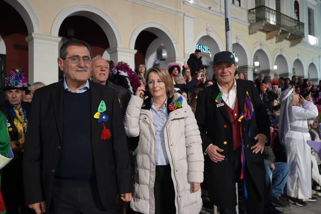 Πάτρα: Ποτάμι χαράς στη Νυχτερινή Ποδαράτη - Δεκάδες φωτό από την παρέλαση