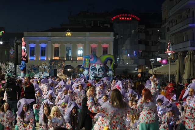 Πάτρα: Ποτάμι χαράς στη Νυχτερινή Ποδαράτη - Δεκάδες φωτό από την παρέλαση
