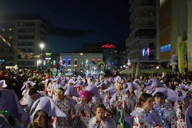 Πάτρα: Ποτάμι χαράς στη Νυχτερινή Ποδαράτη - Δεκάδες φωτό από την παρέλαση