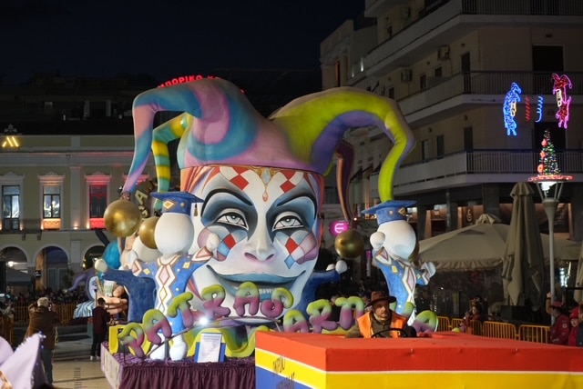 Πάτρα: Ποτάμι χαράς στη Νυχτερινή Ποδαράτη - Δεκάδες φωτό από την παρέλαση