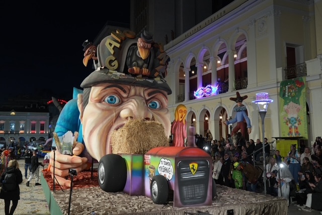 Πάτρα: Ποτάμι χαράς στη Νυχτερινή Ποδαράτη - Δεκάδες φωτό από την παρέλαση