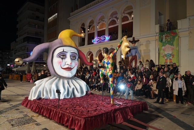 Πάτρα: Ποτάμι χαράς στη Νυχτερινή Ποδαράτη - Δεκάδες φωτό από την παρέλαση