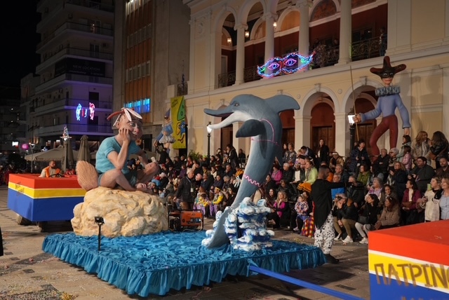 Πάτρα: Ποτάμι χαράς στη Νυχτερινή Ποδαράτη - Δεκάδες φωτό από την παρέλαση