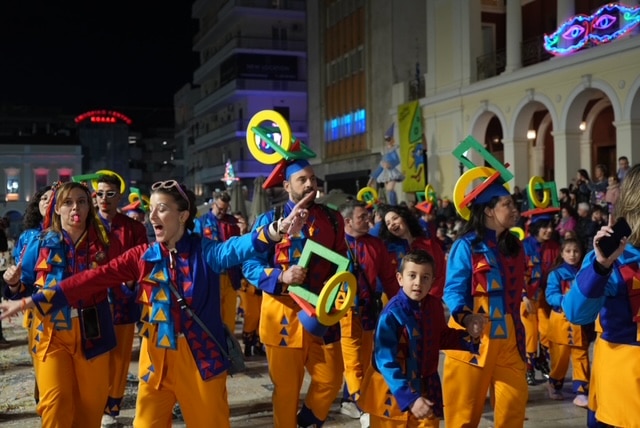 Πάτρα: Ποτάμι χαράς στη Νυχτερινή Ποδαράτη - Δεκάδες φωτό από την παρέλαση