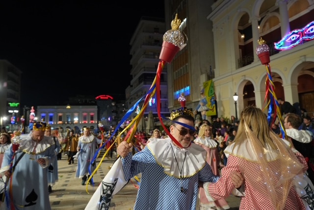 Πάτρα: Ποτάμι χαράς στη Νυχτερινή Ποδαράτη - Δεκάδες φωτό από την παρέλαση