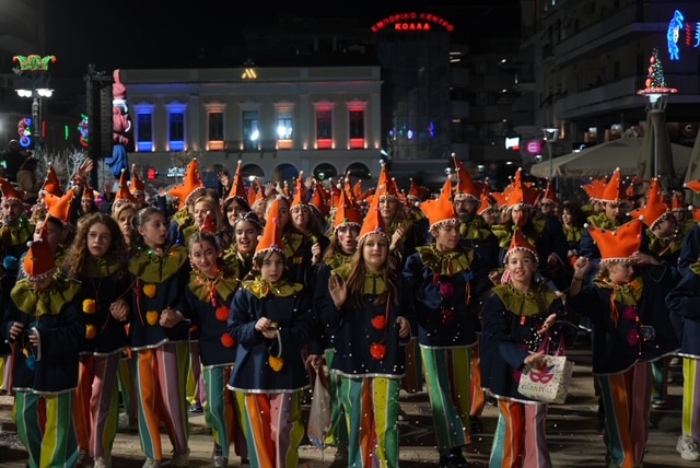 Πάτρα: Ποτάμι χαράς στη Νυχτερινή Ποδαράτη - Δεκάδες φωτό από την παρέλαση