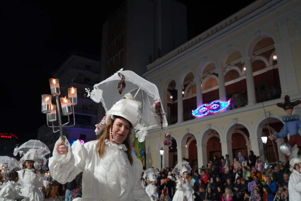 Πάτρα: Ποτάμι χαράς στη Νυχτερινή Ποδαράτη - Δεκάδες φωτό από την παρέλαση