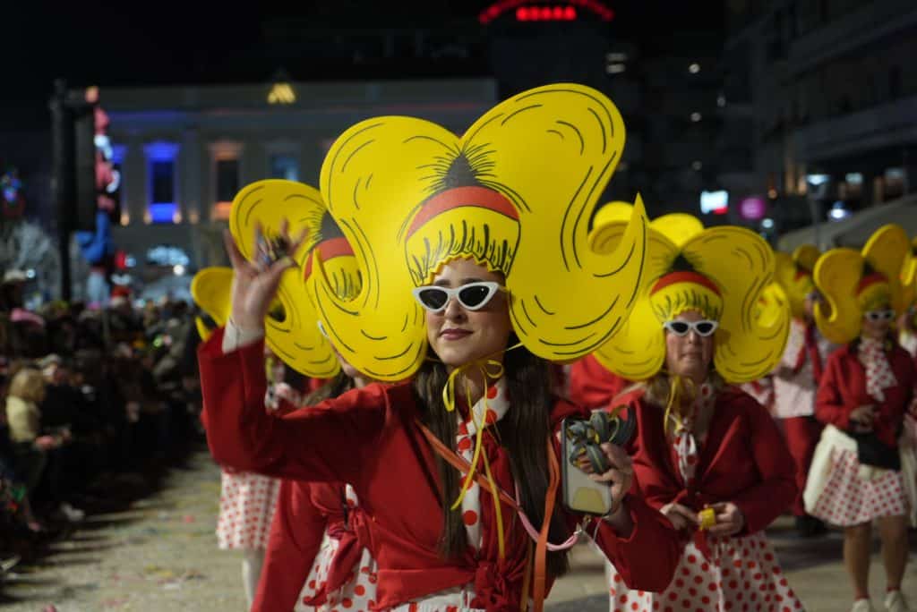 Πάτρα: Ποτάμι χαράς στη Νυχτερινή Ποδαράτη - Δεκάδες φωτό από την παρέλαση