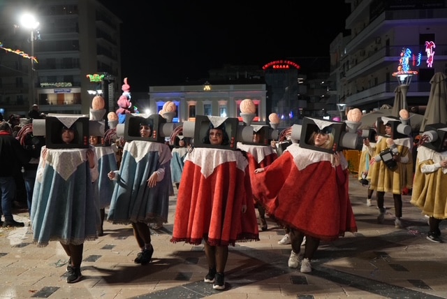 Πάτρα: Ποτάμι χαράς στη Νυχτερινή Ποδαράτη - Δεκάδες φωτό από την παρέλαση