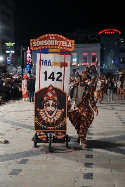 Πάτρα: Ποτάμι χαράς στη Νυχτερινή Ποδαράτη - Δεκάδες φωτό από την παρέλαση