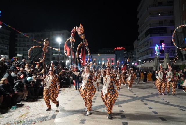 Πάτρα: Ποτάμι χαράς στη Νυχτερινή Ποδαράτη - Δεκάδες φωτό από την παρέλαση