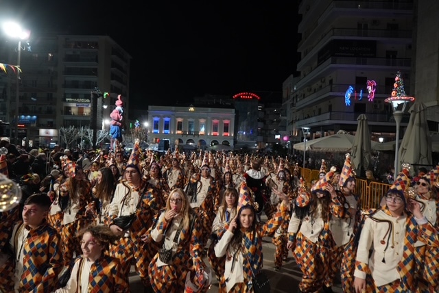 Πάτρα: Ποτάμι χαράς στη Νυχτερινή Ποδαράτη - Δεκάδες φωτό από την παρέλαση