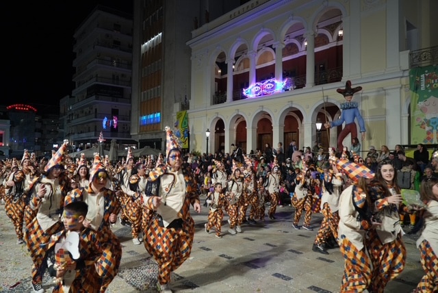 Πάτρα: Ποτάμι χαράς στη Νυχτερινή Ποδαράτη - Δεκάδες φωτό από την παρέλαση