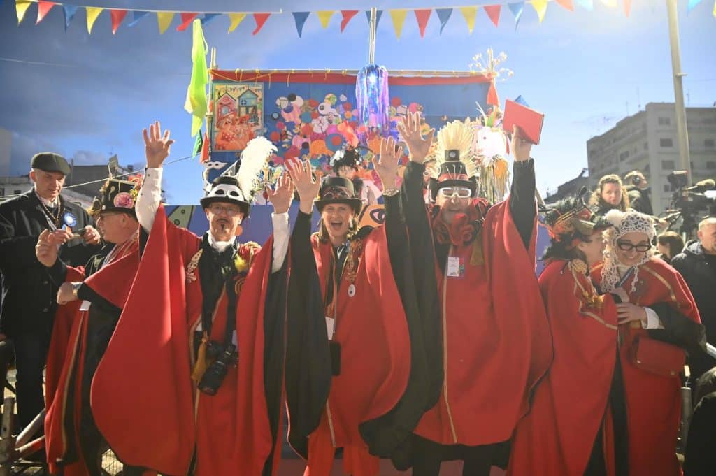 Πάτρα: Ποτάμι χαράς στη Νυχτερινή Ποδαράτη - Δεκάδες φωτό από την παρέλαση