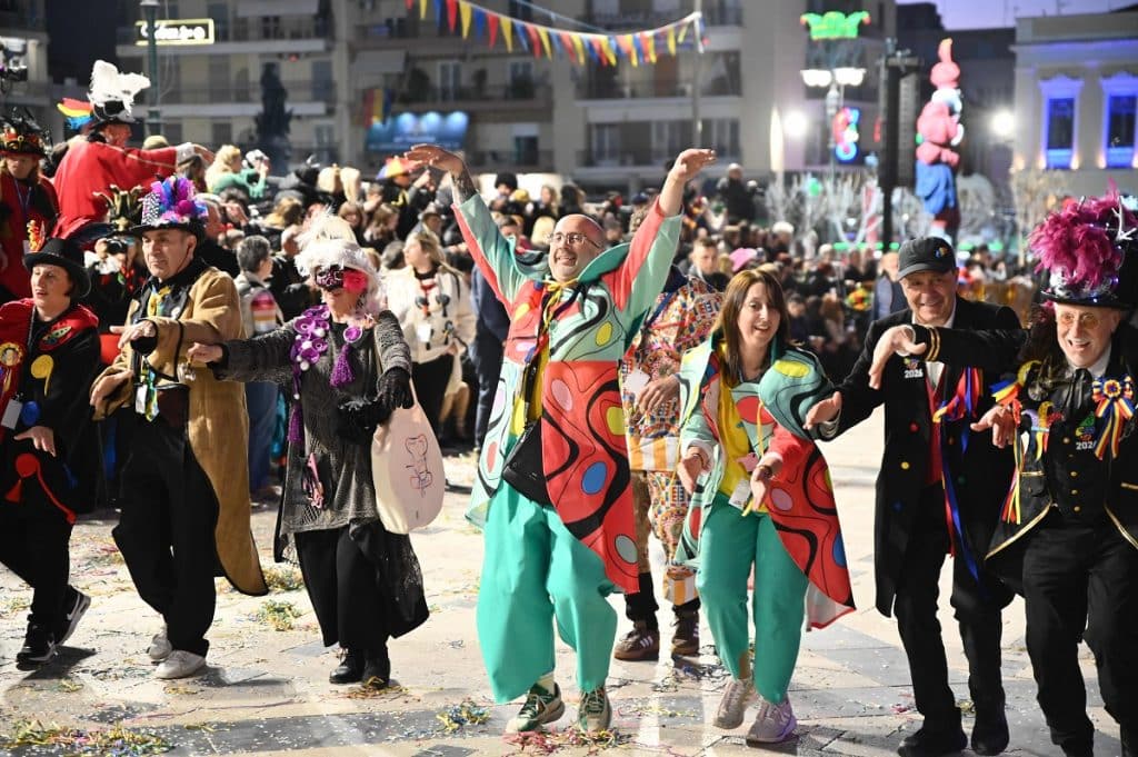 Πάτρα: Ποτάμι χαράς στη Νυχτερινή Ποδαράτη - Δεκάδες φωτό από την παρέλαση