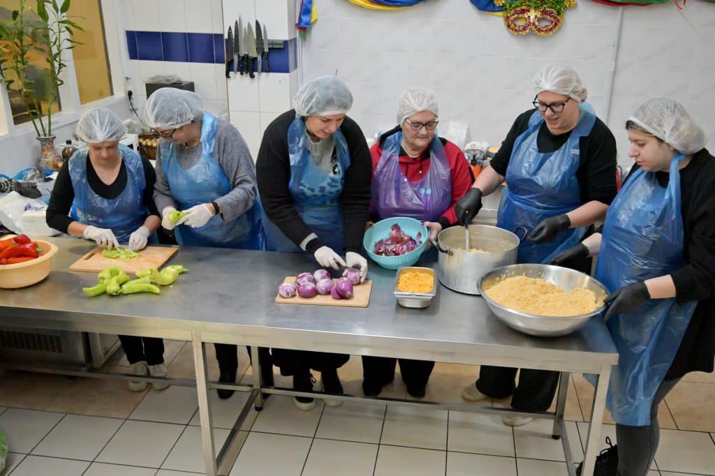Πάτρα - φωτό: Οι δημοσιογράφοι και οι φωτορεπόρτερ της Πάτρας μαγείρεψαν 60 μερίδες για οικογένειες με παιδιά