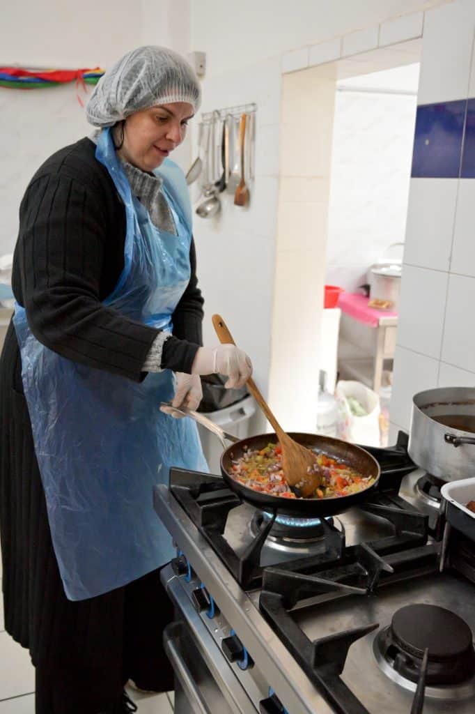 Πάτρα - φωτό: Οι δημοσιογράφοι και οι φωτορεπόρτερ της Πάτρας μαγείρεψαν 60 μερίδες για οικογένειες με παιδιά