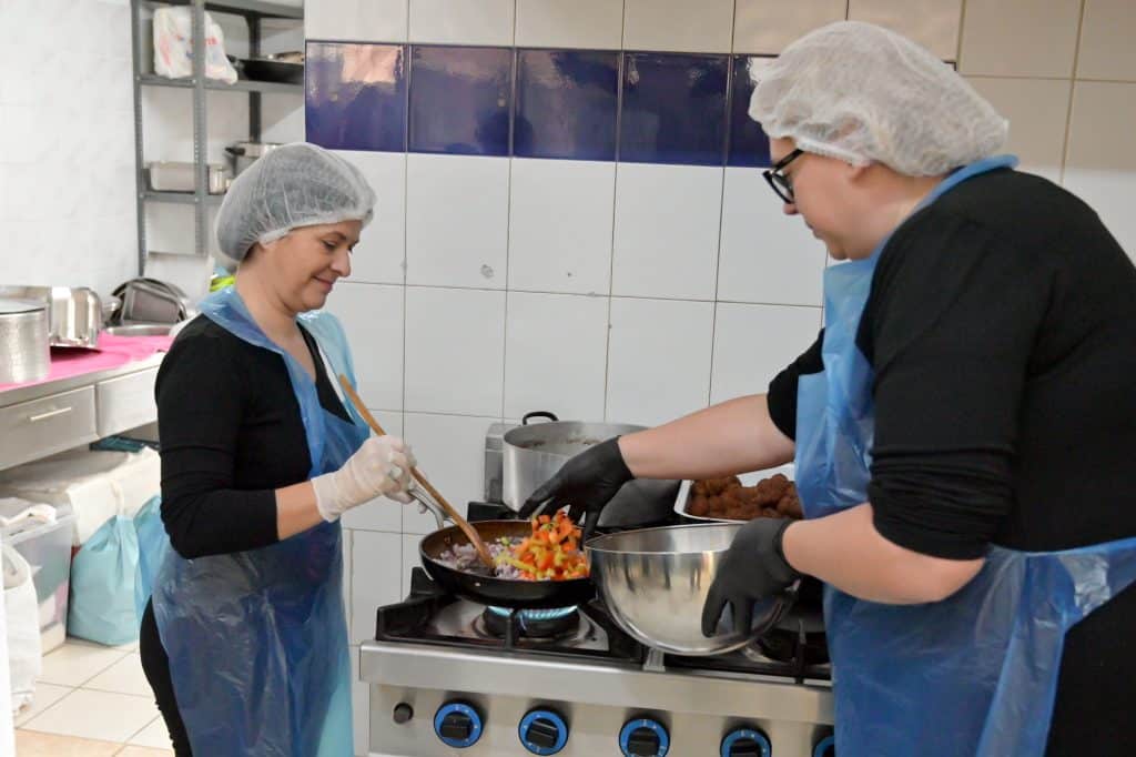 Πάτρα - φωτό: Οι δημοσιογράφοι και οι φωτορεπόρτερ της Πάτρας μαγείρεψαν 60 μερίδες για οικογένειες με παιδιά