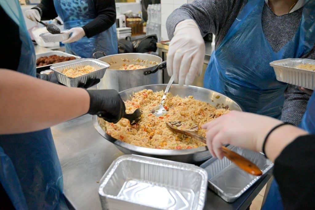 Πάτρα - φωτό: Οι δημοσιογράφοι και οι φωτορεπόρτερ της Πάτρας μαγείρεψαν 60 μερίδες για οικογένειες με παιδιά