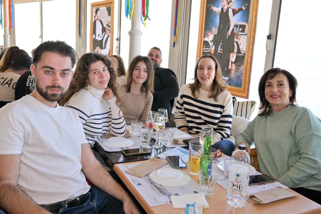 Κατάμεστος ο Φάρος – Χορός, κέφι και πολύχρωμοι χαρταετοί στην Καθαρά Δευτέρα - φωτο