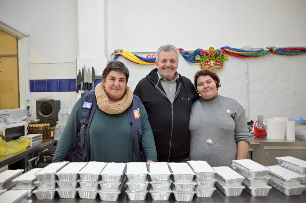 Πάτρα - φωτό: Οι δημοσιογράφοι και οι φωτορεπόρτερ της Πάτρας μαγείρεψαν 60 μερίδες για οικογένειες με παιδιά