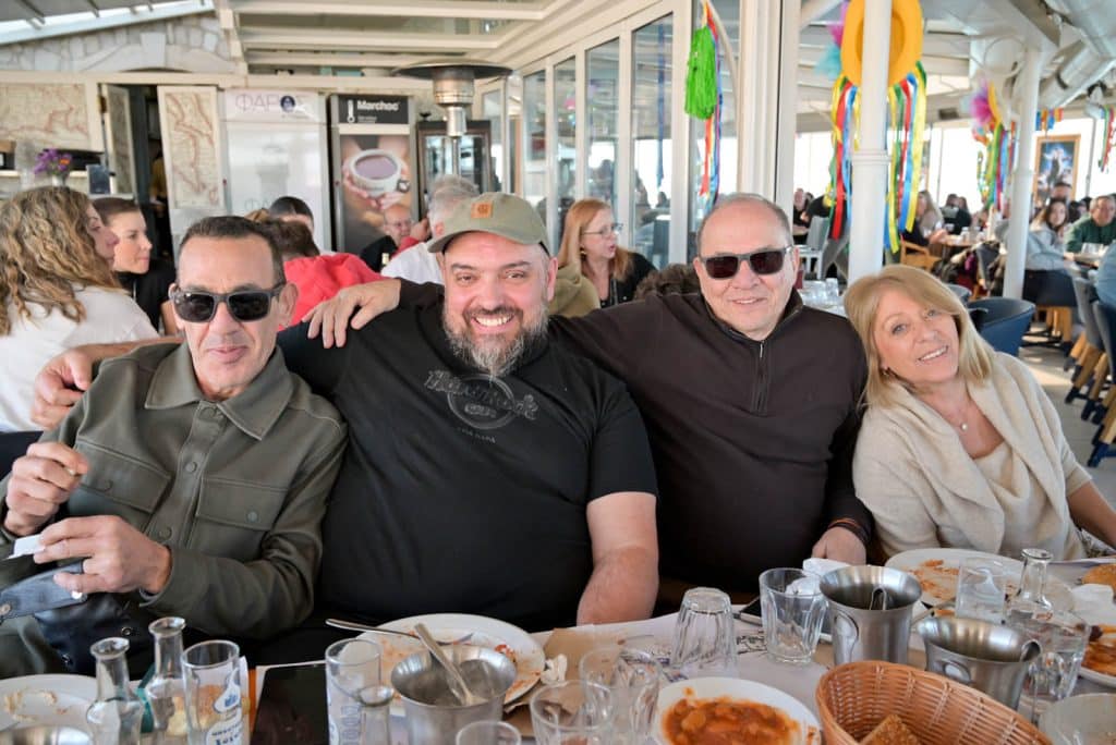 Κατάμεστος ο Φάρος – Χορός, κέφι και πολύχρωμοι χαρταετοί στην Καθαρά Δευτέρα - φωτο