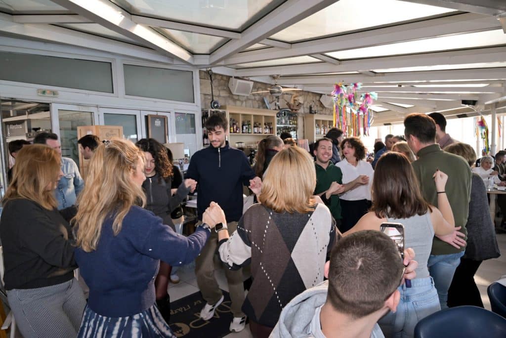 Κατάμεστος ο Φάρος – Χορός, κέφι και πολύχρωμοι χαρταετοί στην Καθαρά Δευτέρα - φωτο