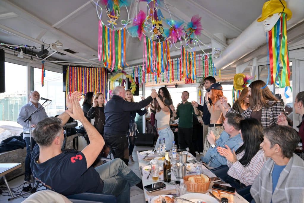 Κατάμεστος ο Φάρος – Χορός, κέφι και πολύχρωμοι χαρταετοί στην Καθαρά Δευτέρα - φωτο