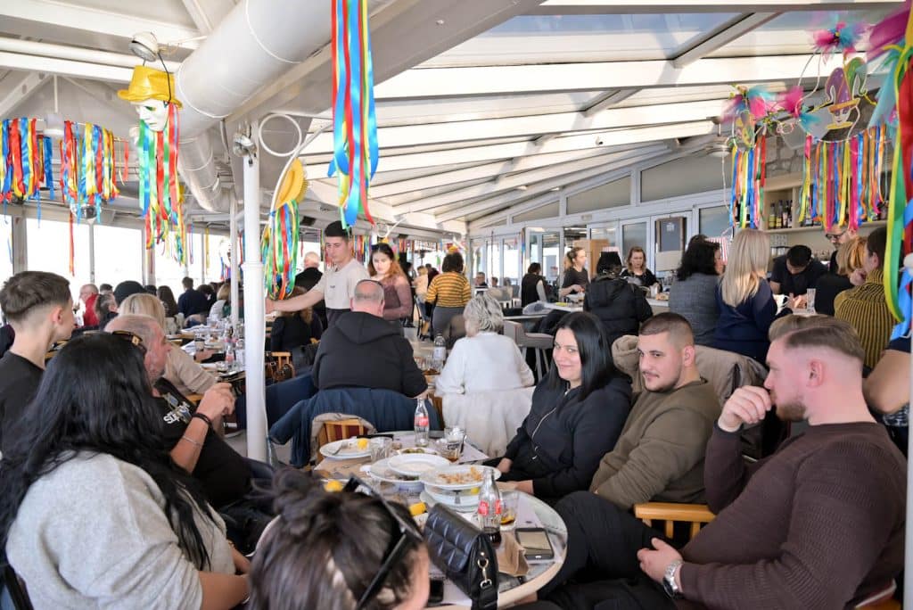 Κατάμεστος ο Φάρος – Χορός, κέφι και πολύχρωμοι χαρταετοί στην Καθαρά Δευτέρα - φωτο