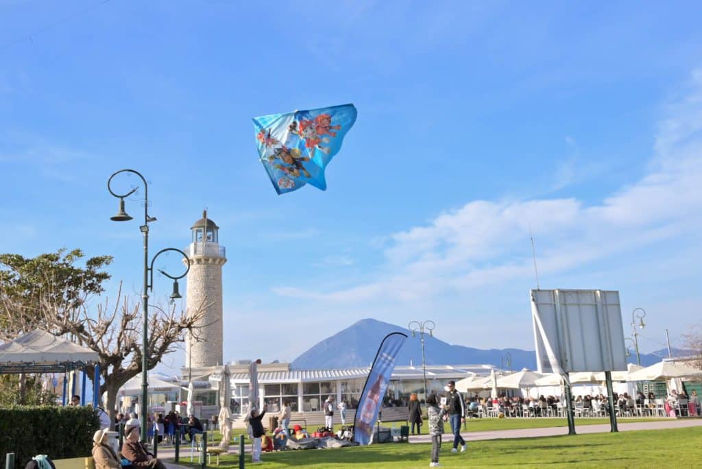 Κατάμεστος ο Φάρος – Χορός, κέφι και πολύχρωμοι χαρταετοί στην Καθαρά Δευτέρα - φωτο