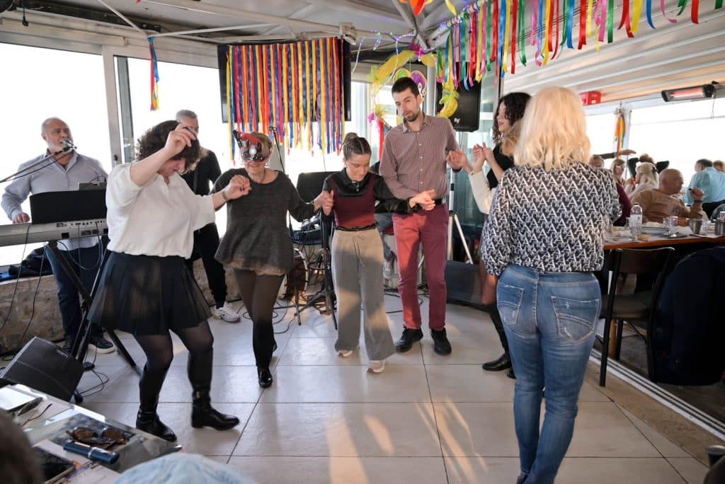 Κατάμεστος ο Φάρος – Χορός, κέφι και πολύχρωμοι χαρταετοί στην Καθαρά Δευτέρα - φωτο