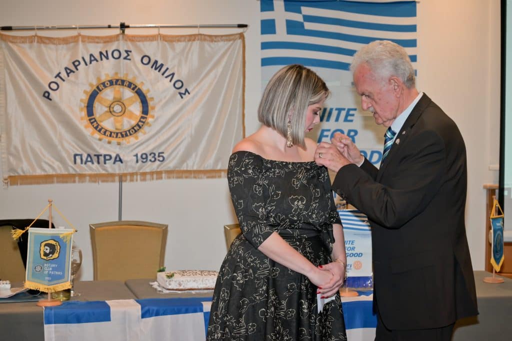 Κοπή πίτας ρόταρι: Γνωστός δημοσιογράφος και Πατρινή γιατρός έγιναν μέλη - φωτό