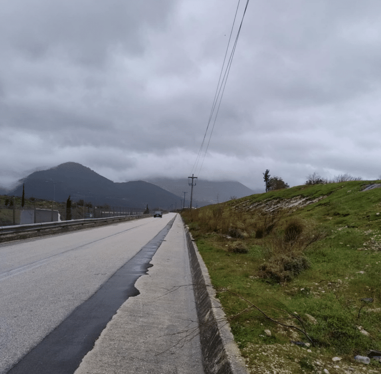 Πάτρα: Κίνδυνος στην Αριστοτέλους – Από το ύψος της Περιμετρικής έως τα διυλιστήρια της ΔΕΥΑΠ τα φώτα είναι σβηστά (Φώτο)