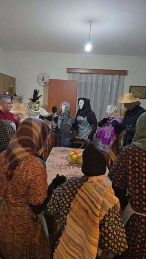 Πάτρα: "Κουκουλοφόροι" μπήκαν στα σπίτια στο Σούλι - Δείτε φωτό