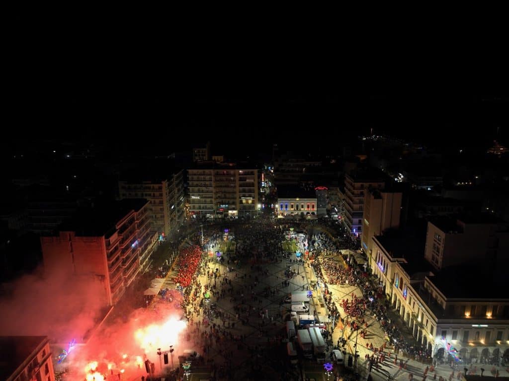 Πάτρα: Ποτάμι χαράς στη Νυχτερινή Ποδαράτη - Δεκάδες φωτό από την παρέλαση