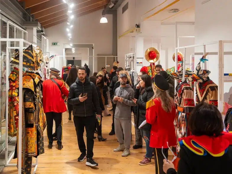 Πάτρα: Σε εορταστική καρναβαλική ατμόσφαιρα εγκαινιάστηκε η έκθεση στολών των πληρωμάτων