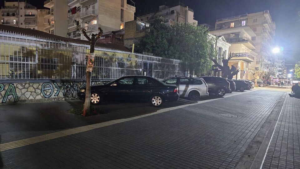 Πεζόδρομοι Πάτρας: Παρανομία… στο φουλ! Παρκάρουν και στην Αγ. Νικολάου! φωτό